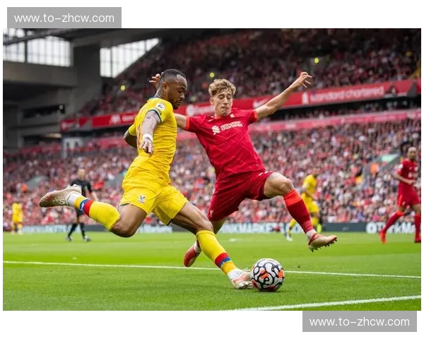 复盘曼联比赛 其边路转移与中路渗透结合仍显生涩